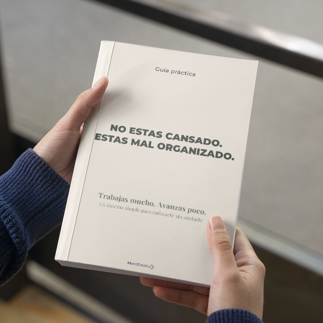 manos agarrando libro